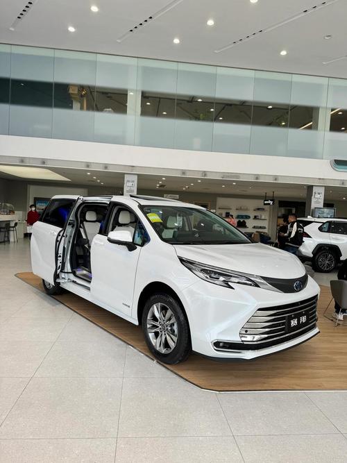丰田商务车七座塞纳图片(丰田商务车7座报价和视频)